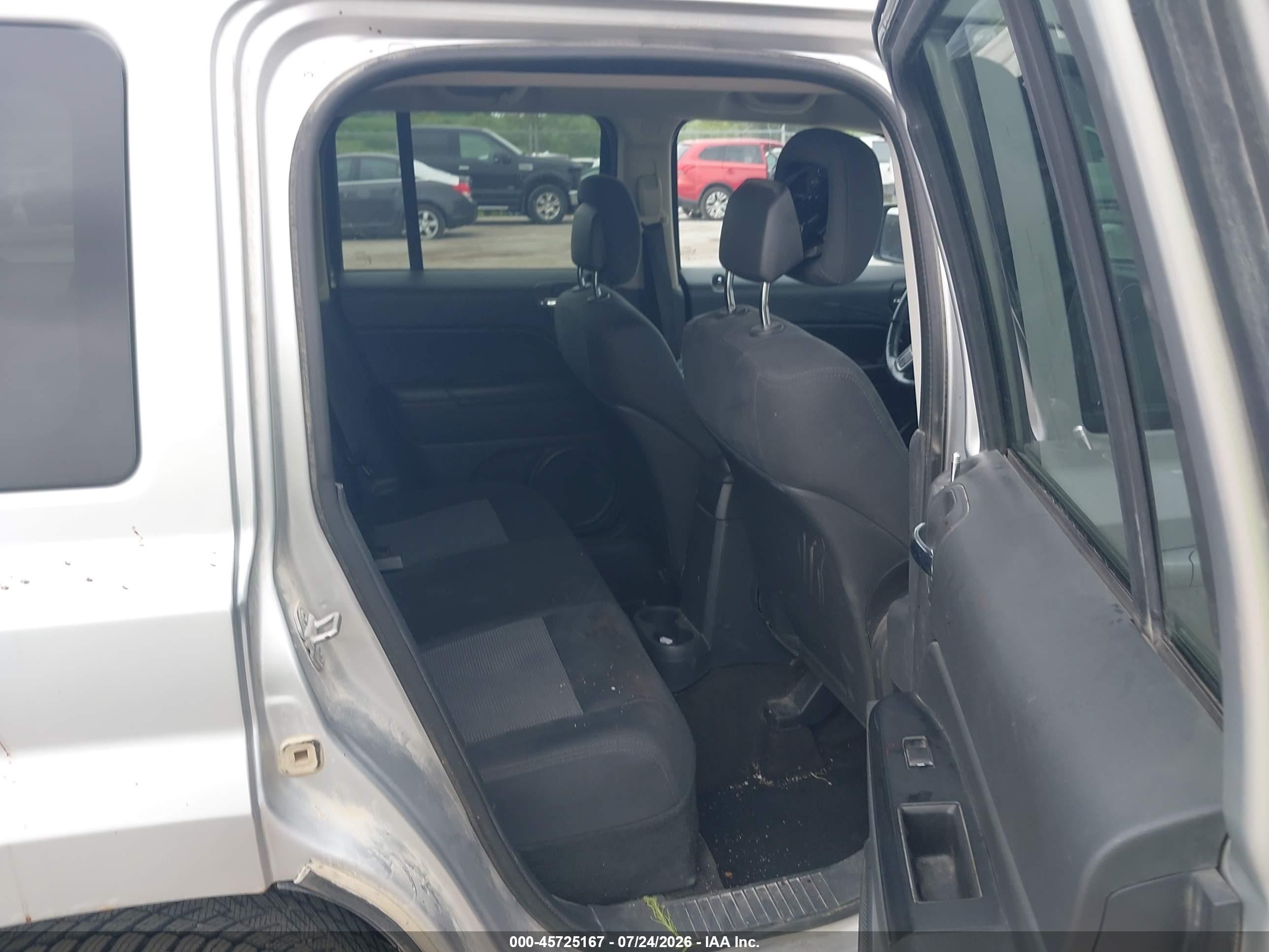 2013 Jeep Patriot Latitude Silver vin: 1C4NJPFA4DD260542
