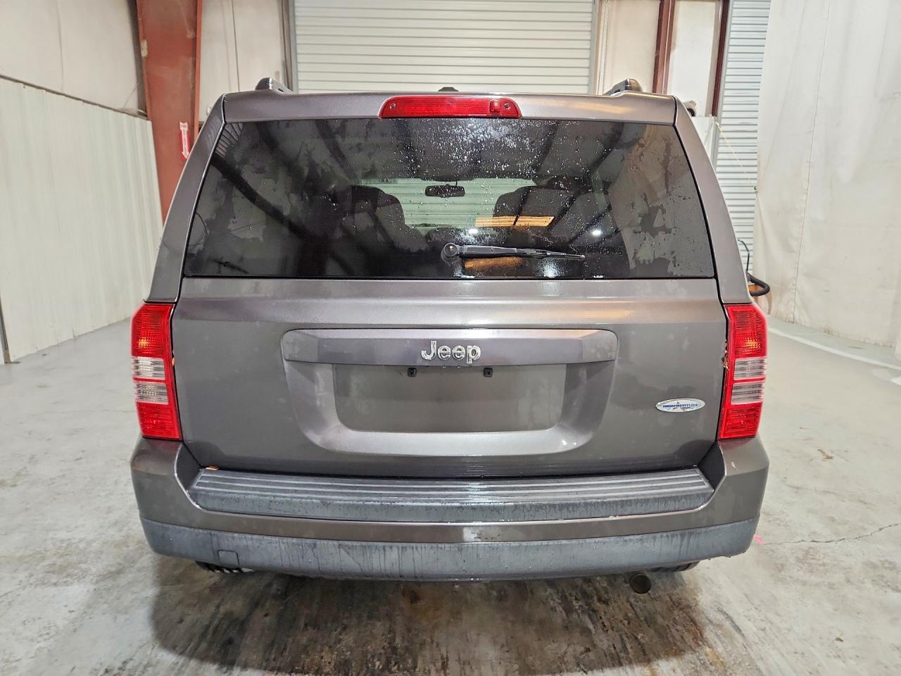 2015 Jeep Patriot Latitude Gray vin: 1C4NJPFA4FD220206