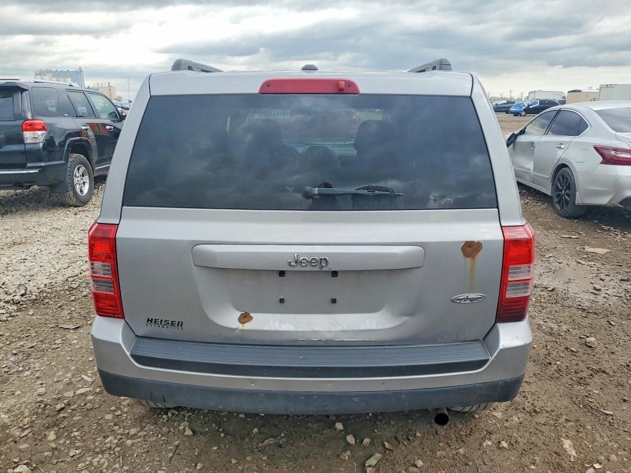 2015 Jeep Patriot Latitude Silver vin: 1C4NJPFA5FD430152