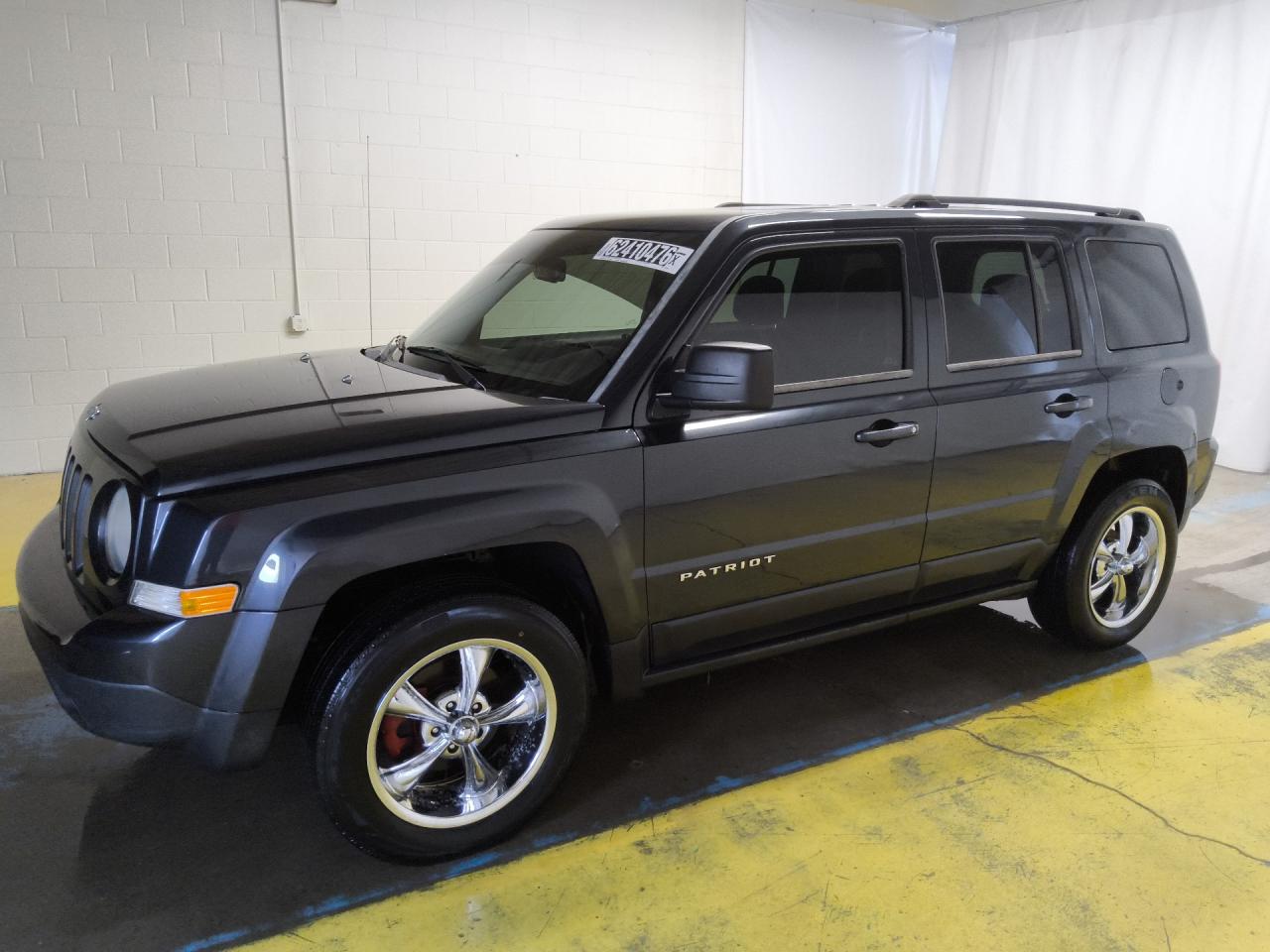2014 Jeep Patriot Latitude Gray vin: 1C4NJPFA6ED522384 Damage: Left Front Fender, Dent(S) W/ Paint Dmg, 1/2 To 1 Inch