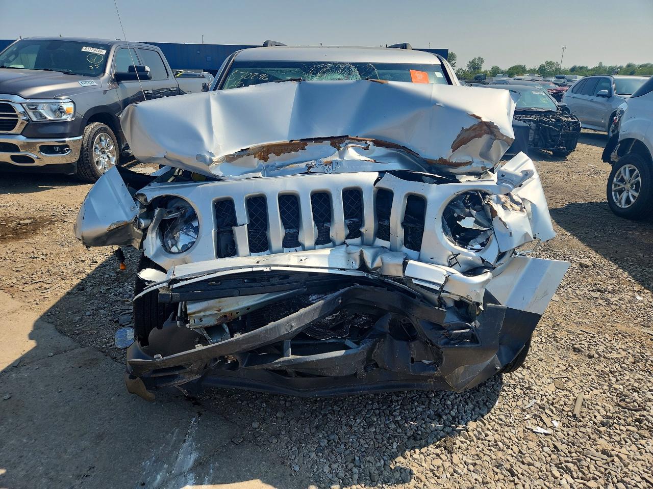 2014 Jeep Patriot Latitude Серебряный vin: 1C4NJPFA7ED502225