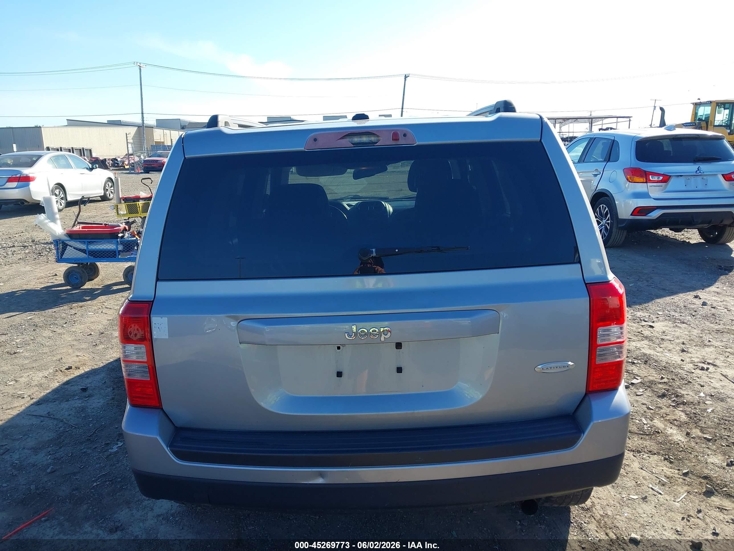 2015 Jeep Patriot Latitude Silver vin: 1C4NJPFB3FD139125