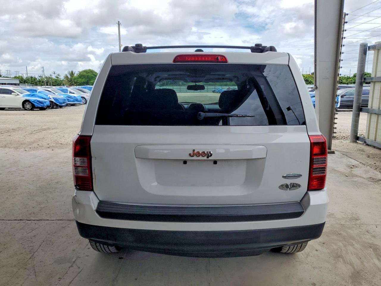 2014 Jeep Patriot Latitude White vin: 1C4NJPFB4ED502918