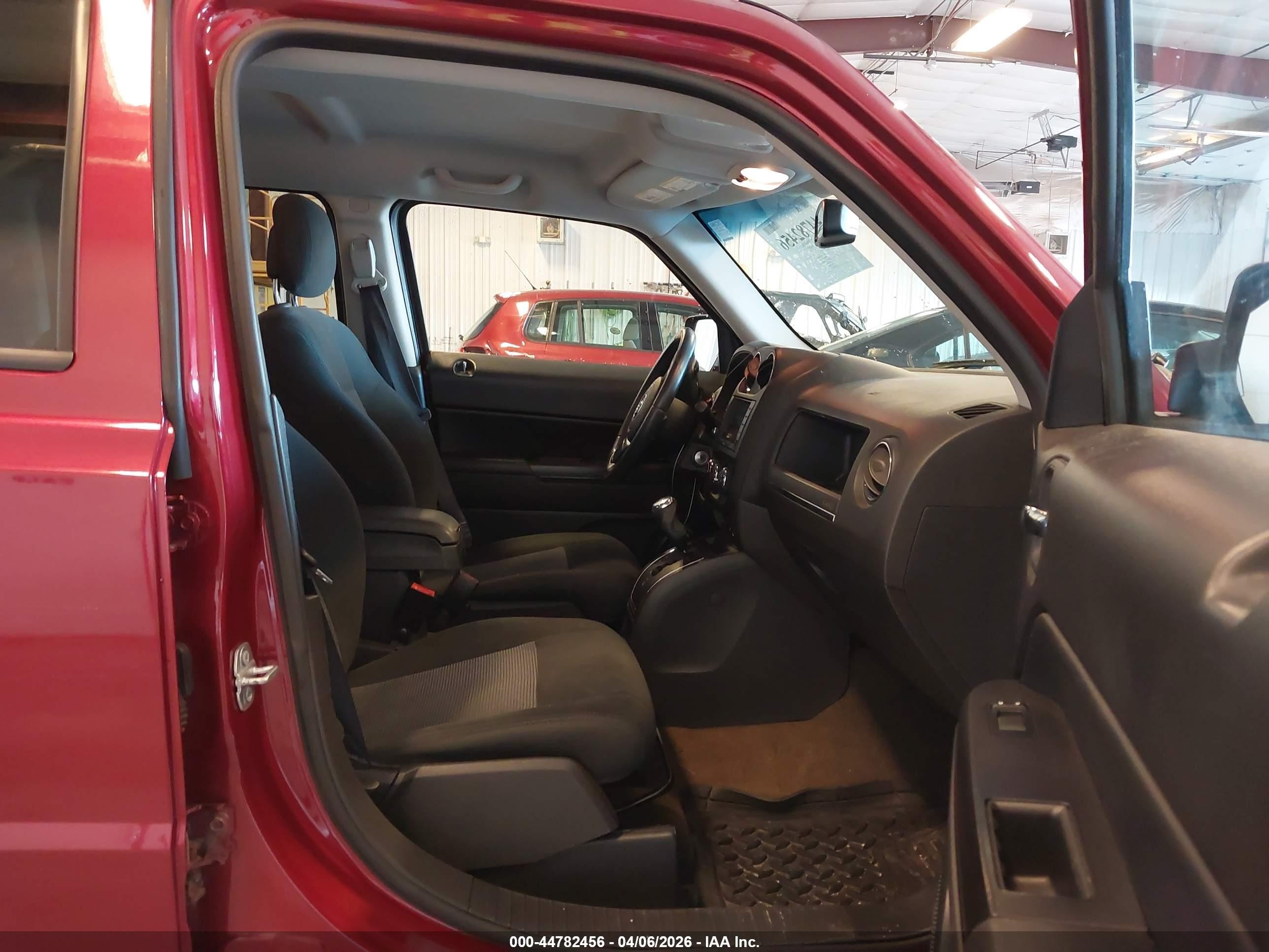 2016 Jeep Patriot Latitude Red vin: 1C4NJPFB8GD731749
