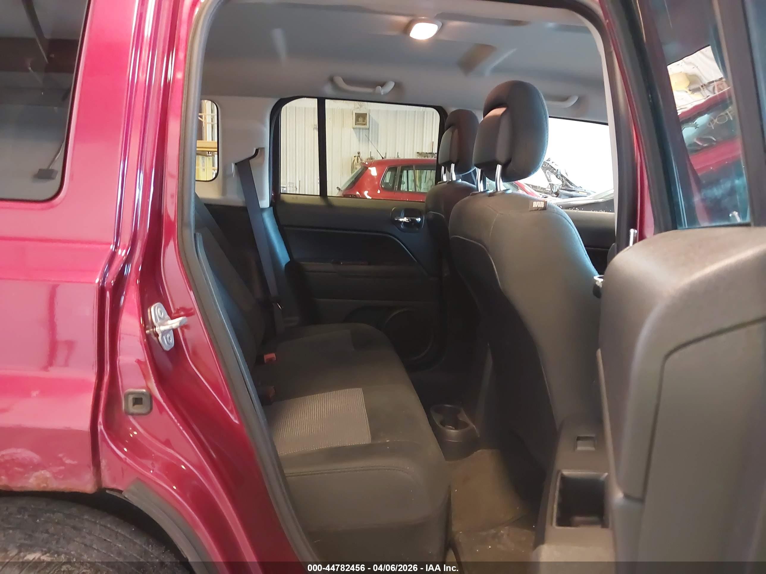 2016 Jeep Patriot Latitude Red vin: 1C4NJPFB8GD731749