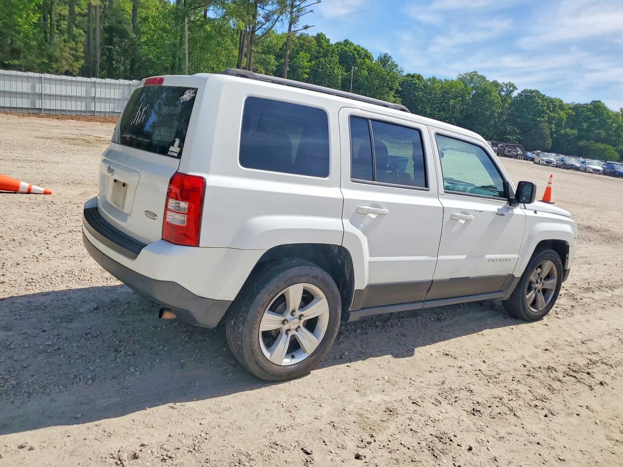 2014 Jeep Patriot Latitude White vin: 1C4NJPFB9ED819271