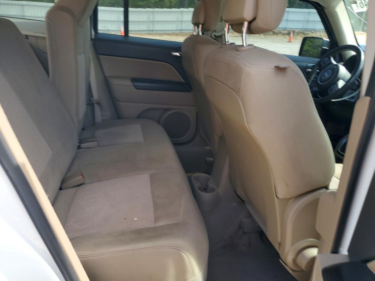 2014 Jeep Patriot Latitude White vin: 1C4NJPFB9ED819271