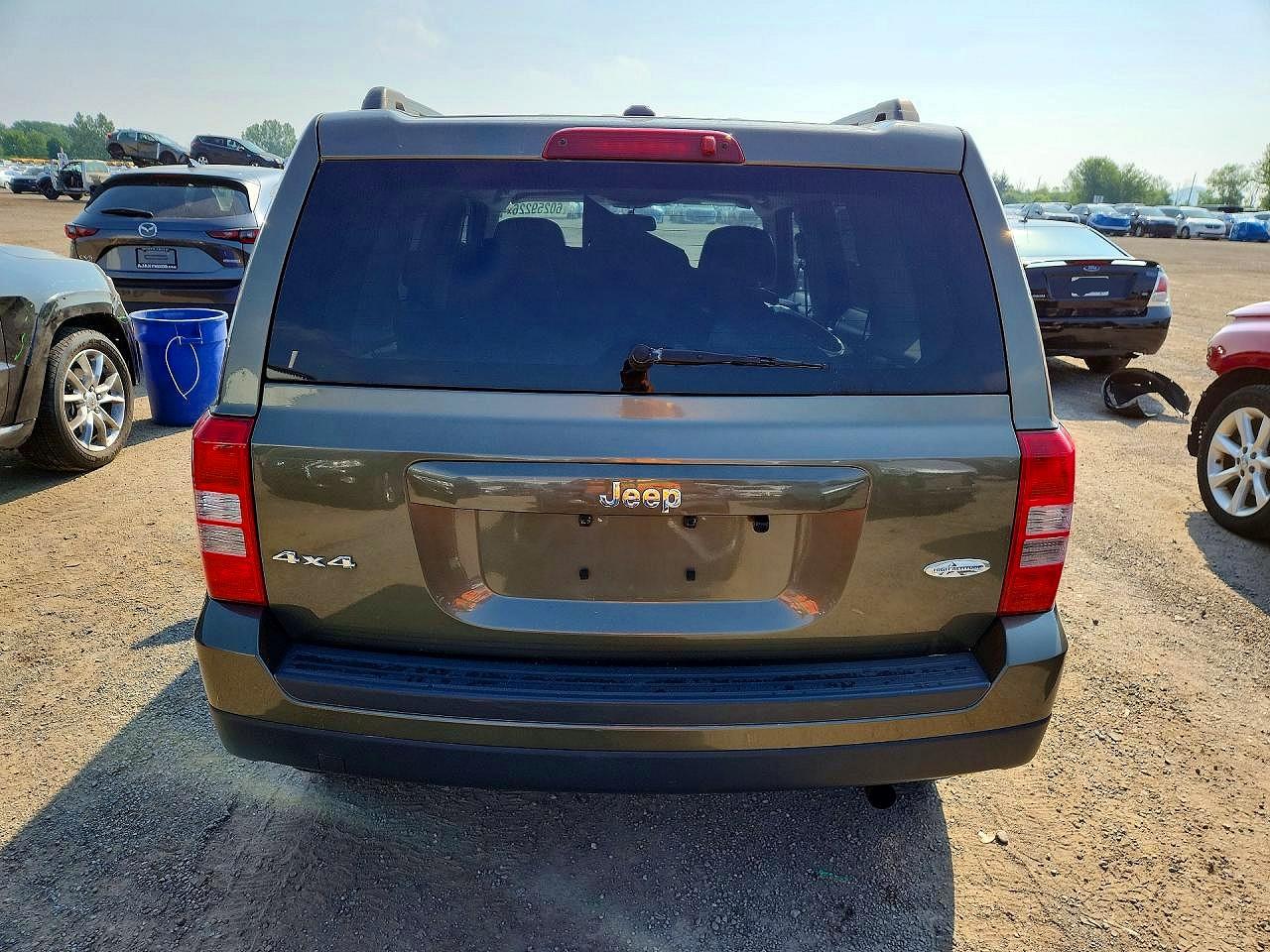 2015 Jeep Patriot Зеленый vin: 1C4NJRAB7FD347348