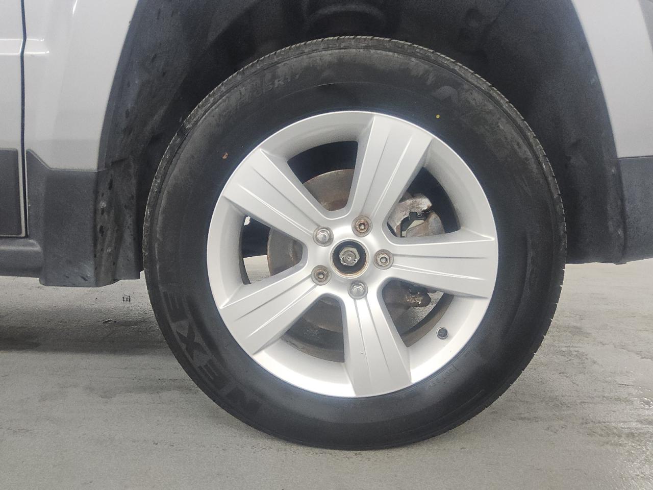 2015 Jeep Patriot Sport Gray vin: 1C4NJRBB1FD215734 Damage: Right Front Center Cap, Missing, Replacement Required
