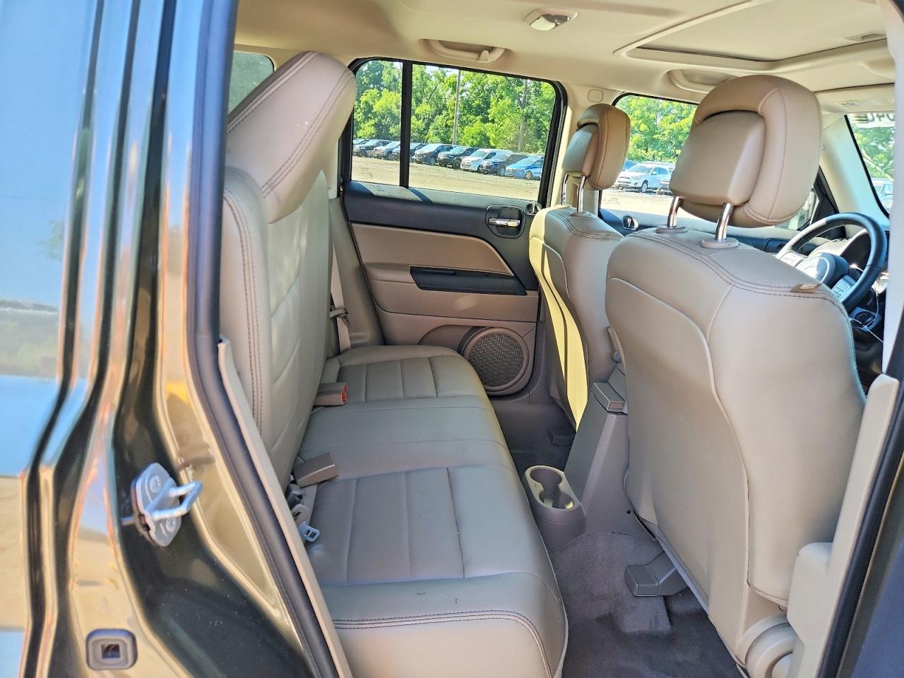 2015 Jeep Patriot Latitude Зеленый vin: 1C4NJRFB0FD207232