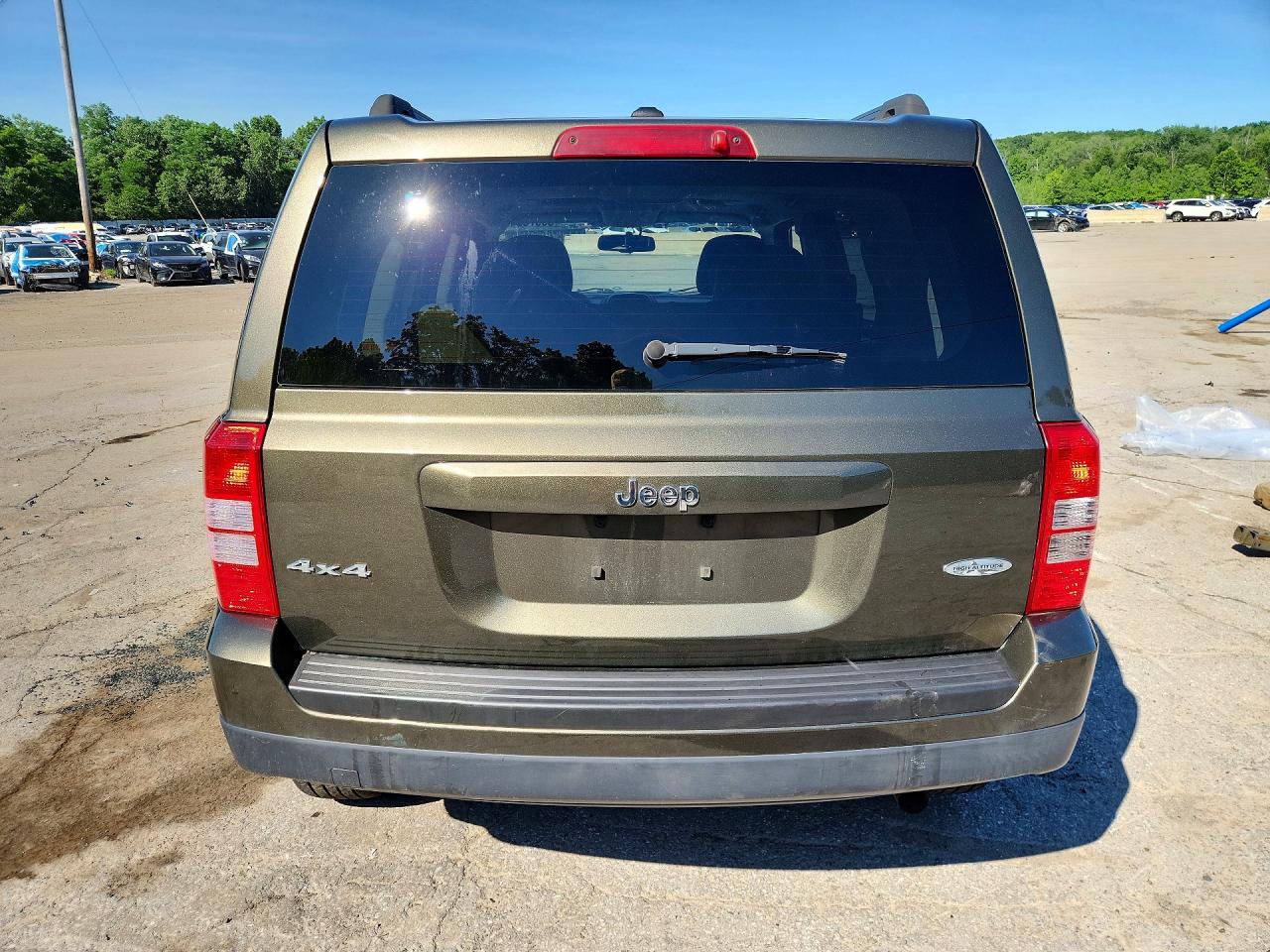 2015 Jeep Patriot Latitude Зеленый vin: 1C4NJRFB0FD207232