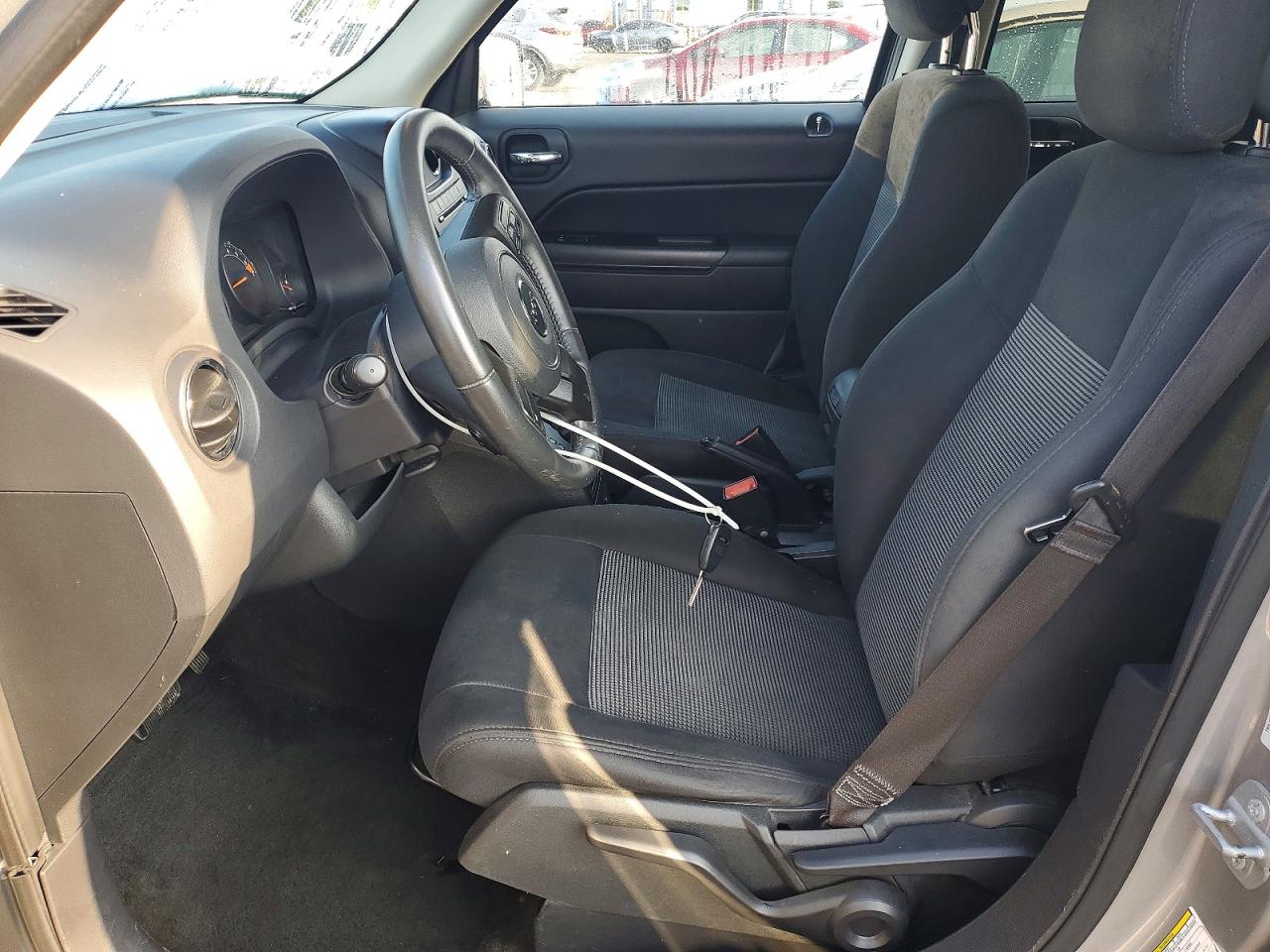 2015 Jeep Patriot Latitude Серебряный vin: 1C4NJRFB1FD376367