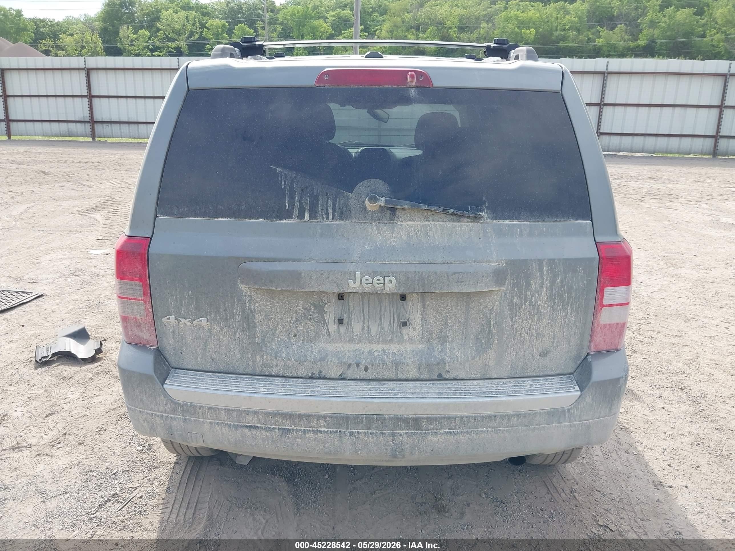 2012 Jeep Patriot Latitude Gray vin: 1C4NJRFB2CD689407