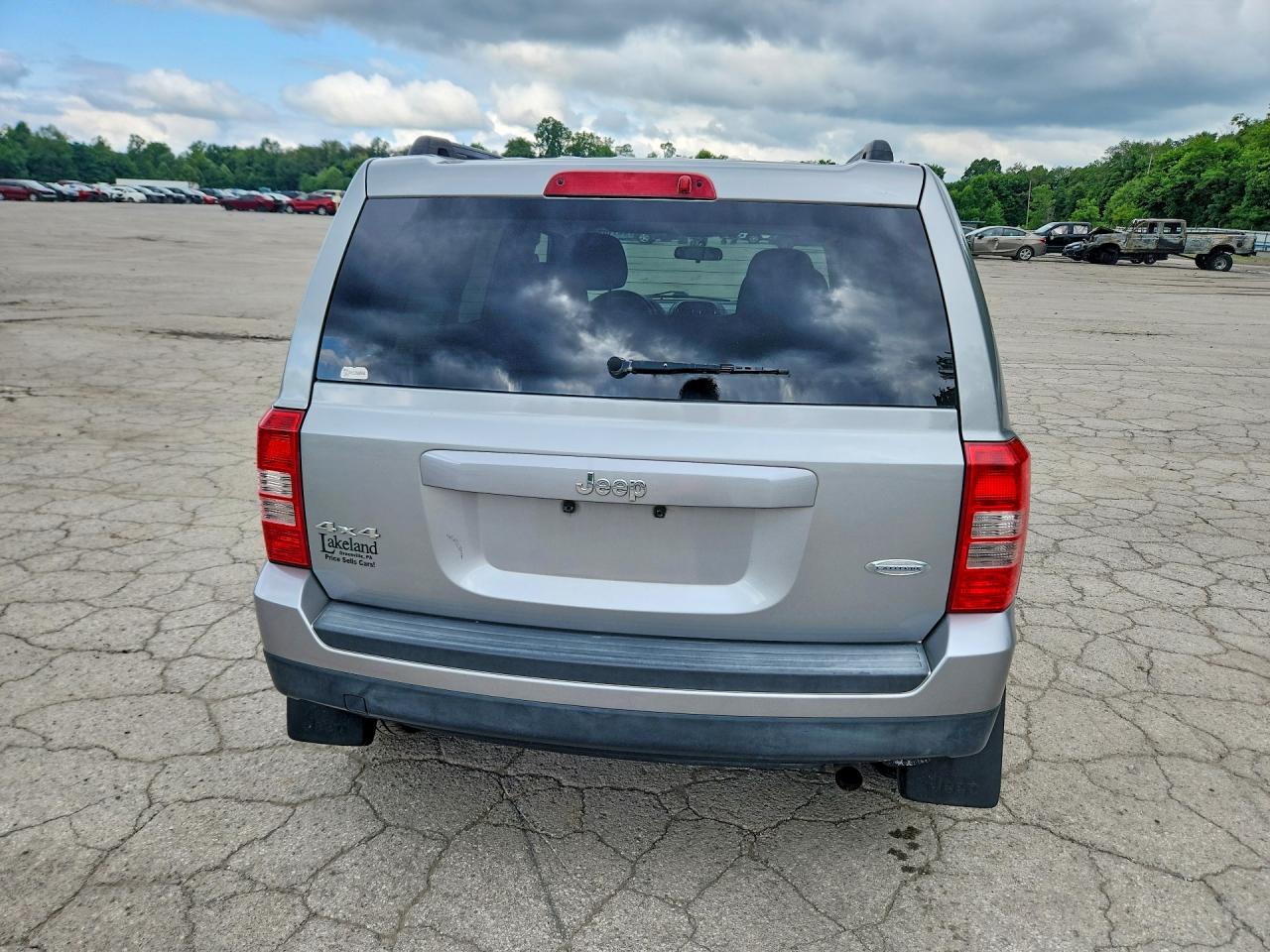 2014 Jeep Patriot Latitude Silver vin: 1C4NJRFB3ED784318