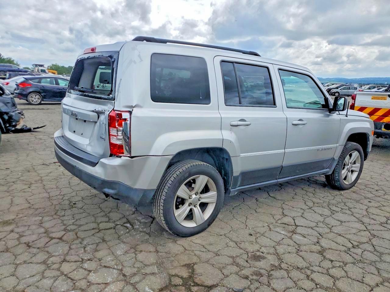 2013 Jeep Patriot Latitude Silver vin: 1C4NJRFB7DD281406