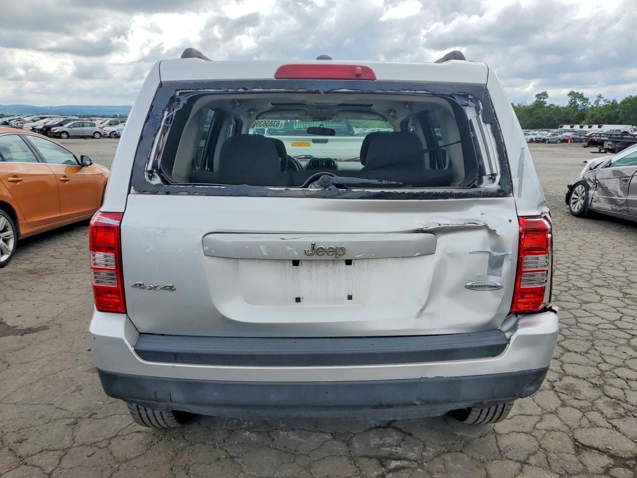 2013 Jeep Patriot Latitude Silver vin: 1C4NJRFB7DD281406