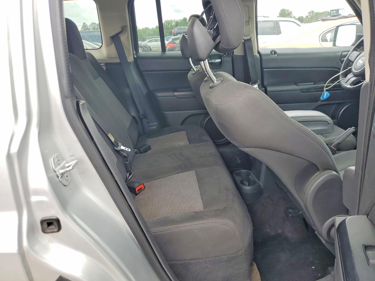 2013 Jeep Patriot Latitude Silver vin: 1C4NJRFB7DD281406