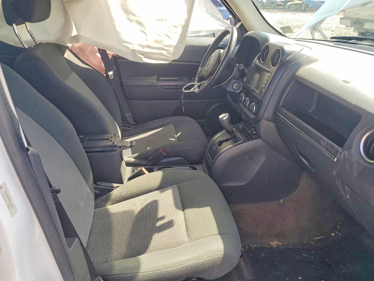 2014 Jeep Patriot Latitude White vin: 1C4NJRFB7ED717415