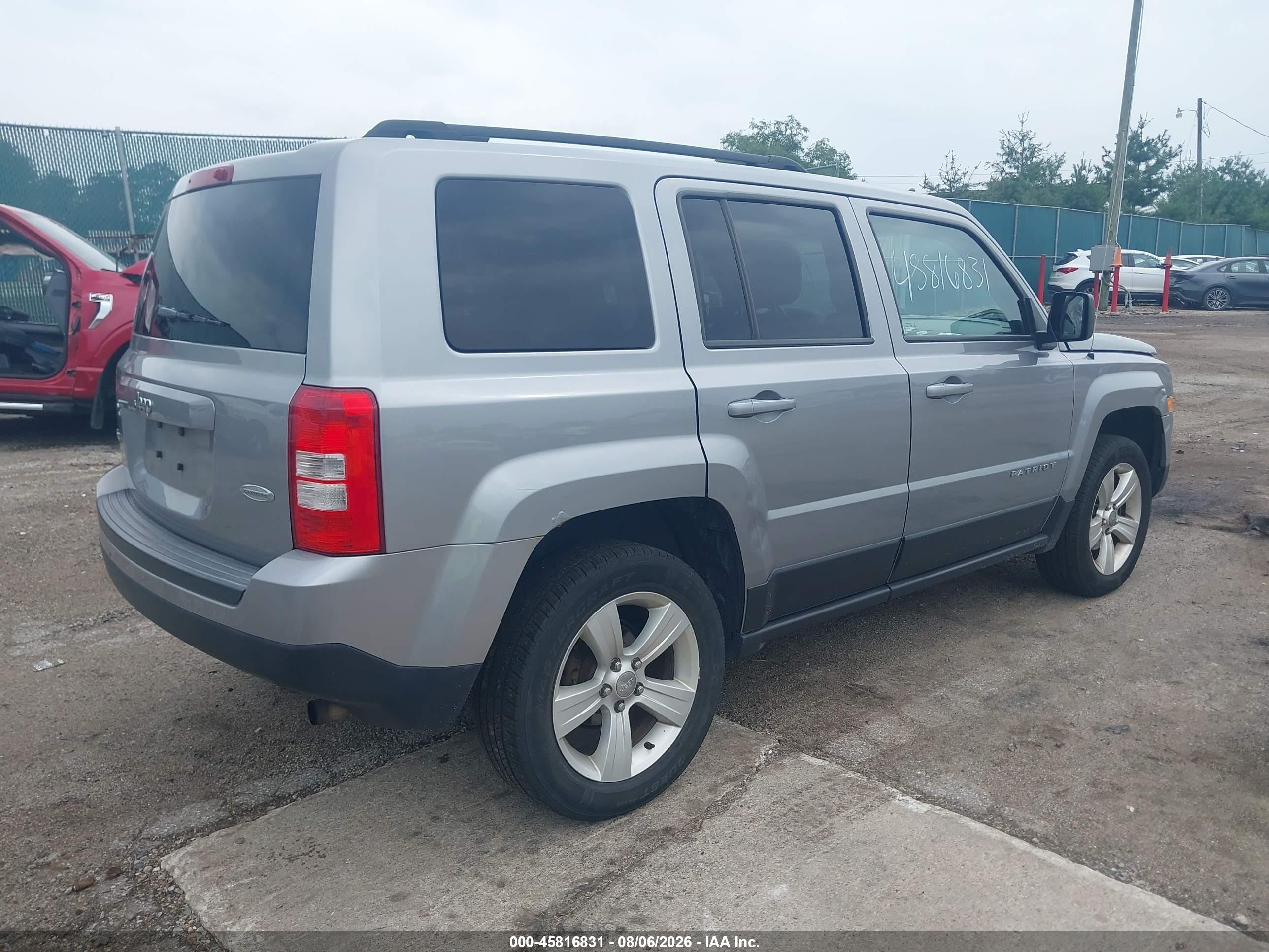 2015 Jeep Patriot Latitude Серебряный vin: 1C4NJRFB7FD348718