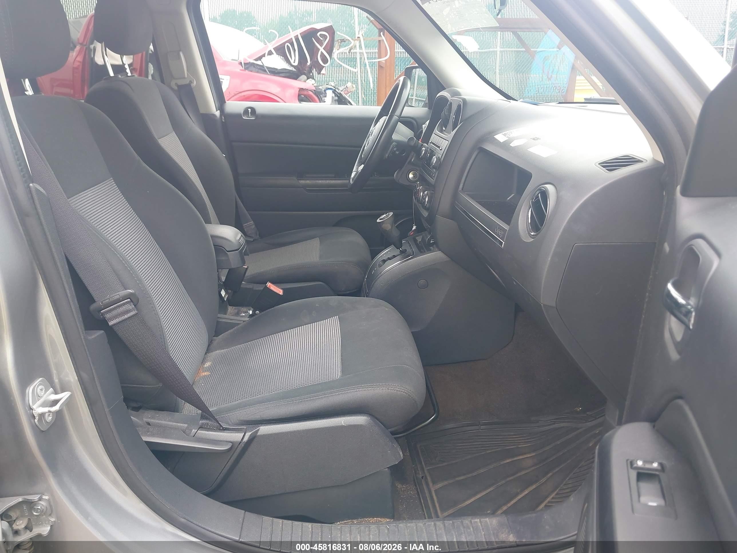 2015 Jeep Patriot Latitude Серебряный vin: 1C4NJRFB7FD348718
