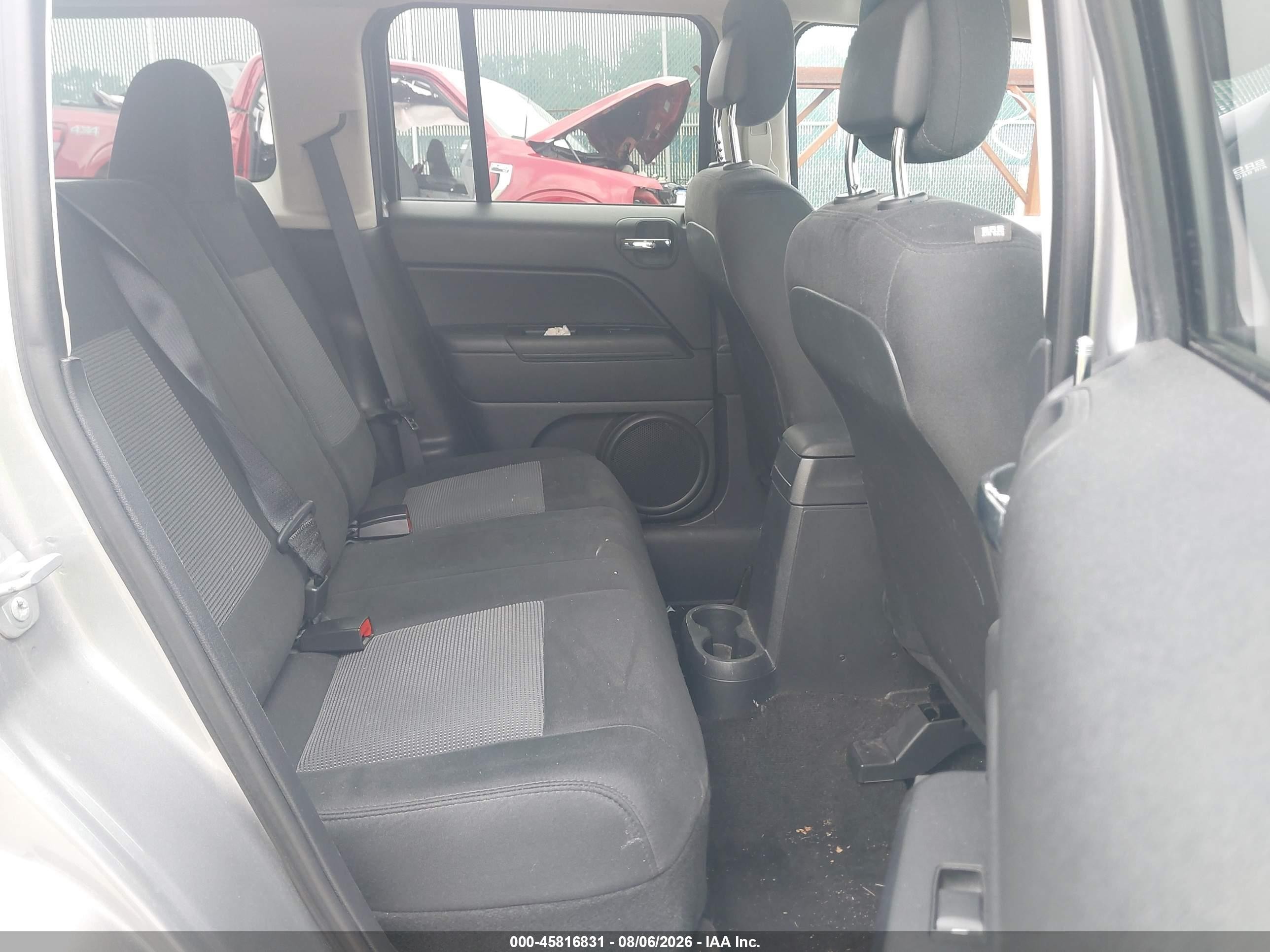 2015 Jeep Patriot Latitude Серебряный vin: 1C4NJRFB7FD348718