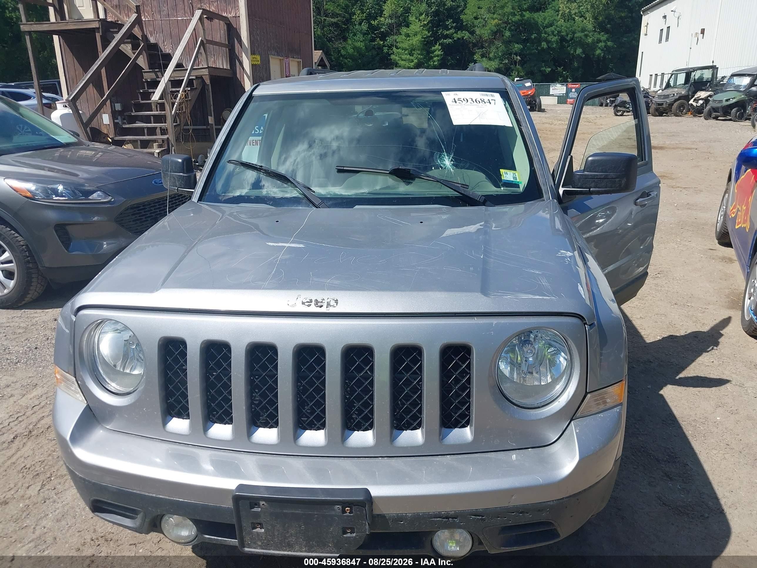 2015 Jeep Patriot Latitude Серебряный vin: 1C4NJRFB7FD382500