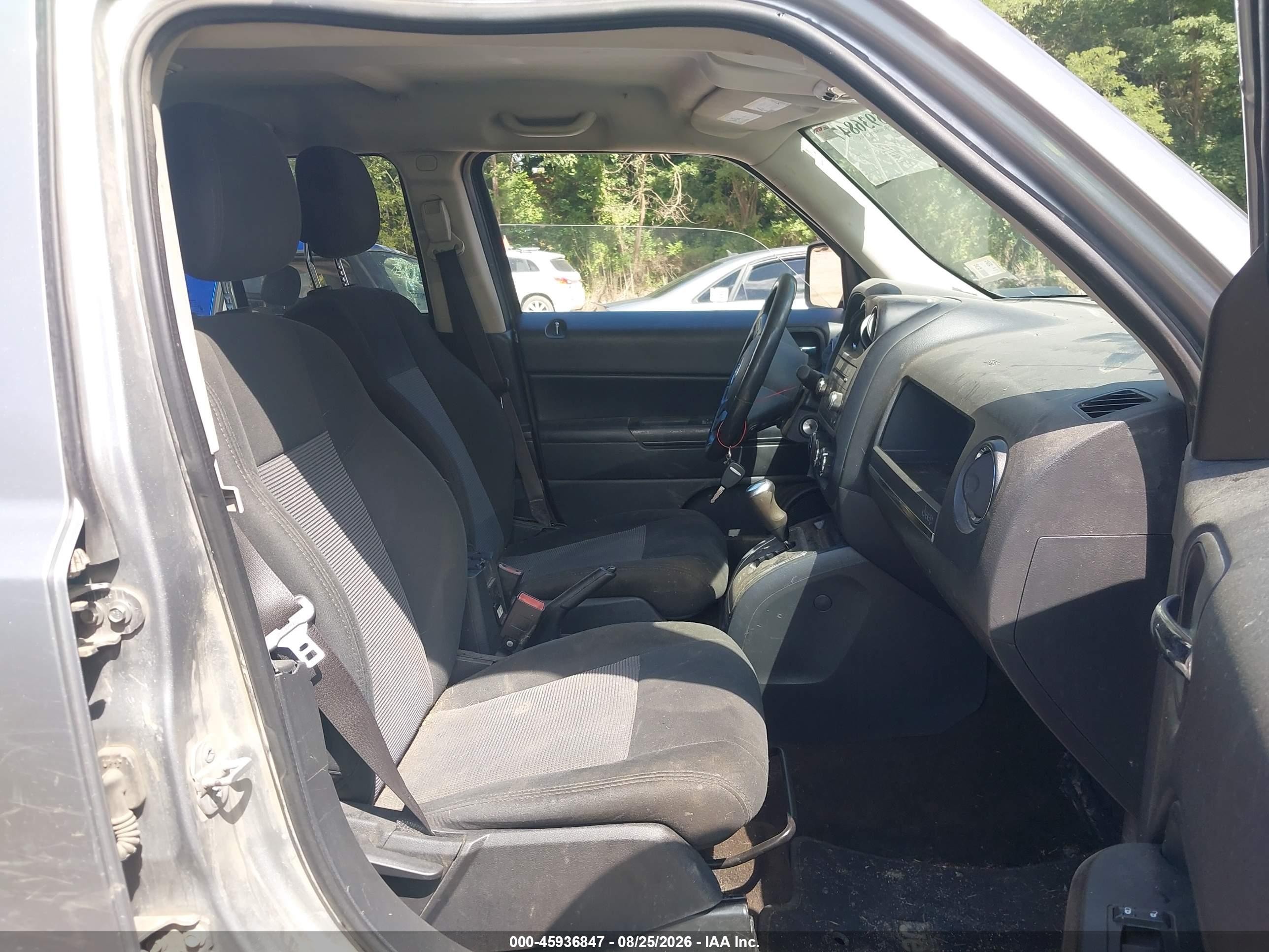 2015 Jeep Patriot Latitude Серебряный vin: 1C4NJRFB7FD382500
