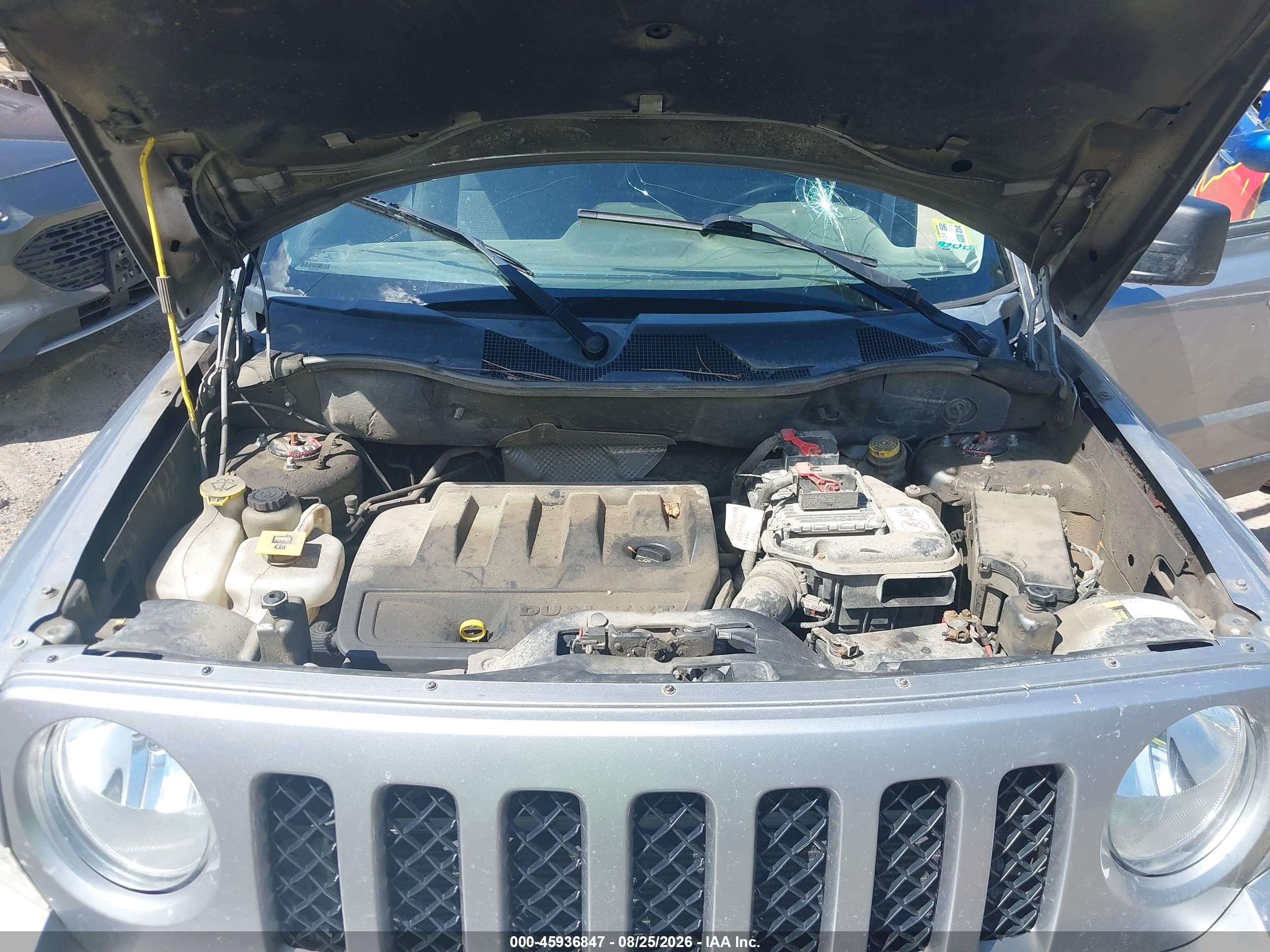 2015 Jeep Patriot Latitude Серебряный vin: 1C4NJRFB7FD382500