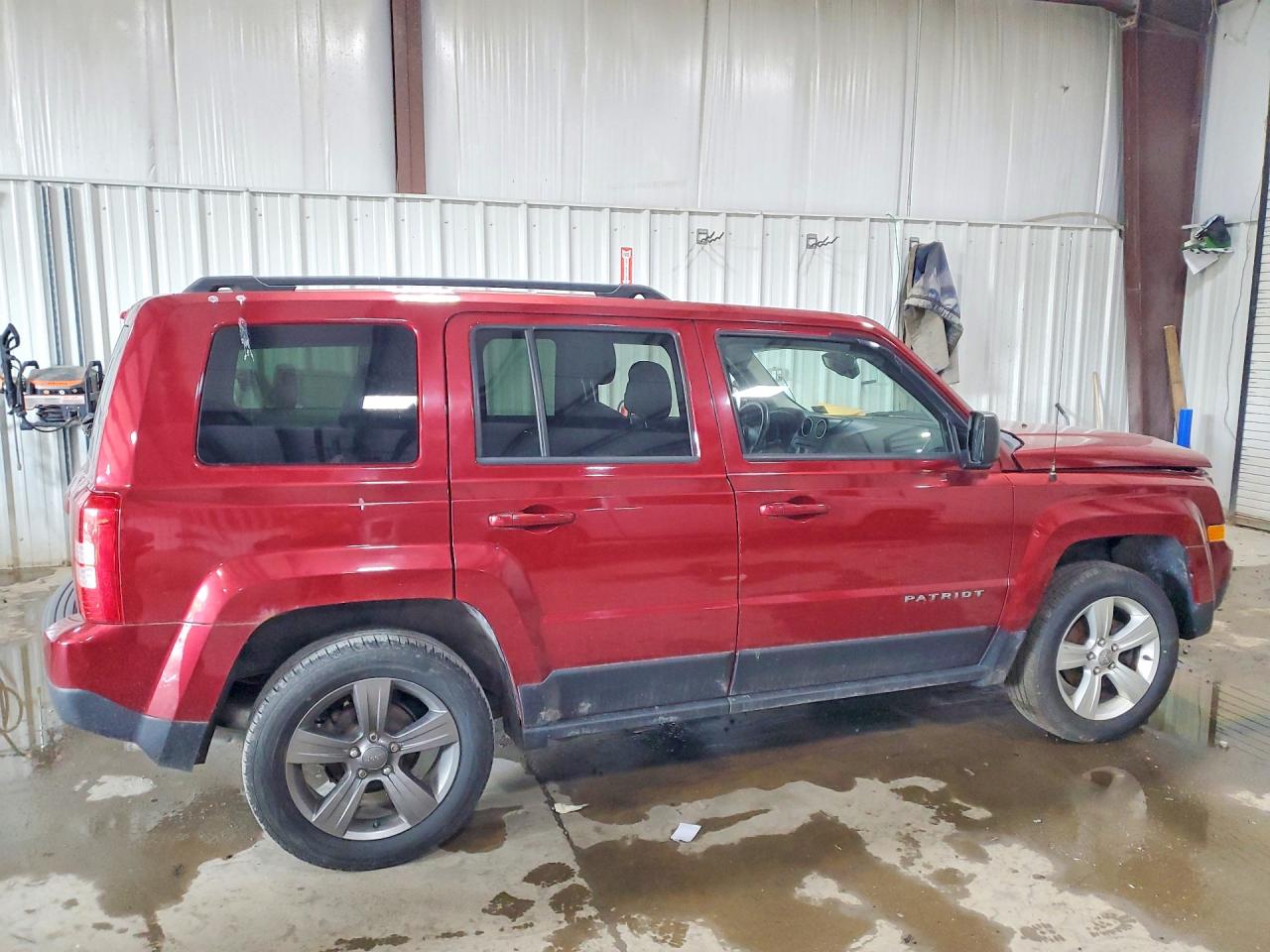 2015 Jeep Patriot Latitude Red vin: 1C4NJRFB7FD412370