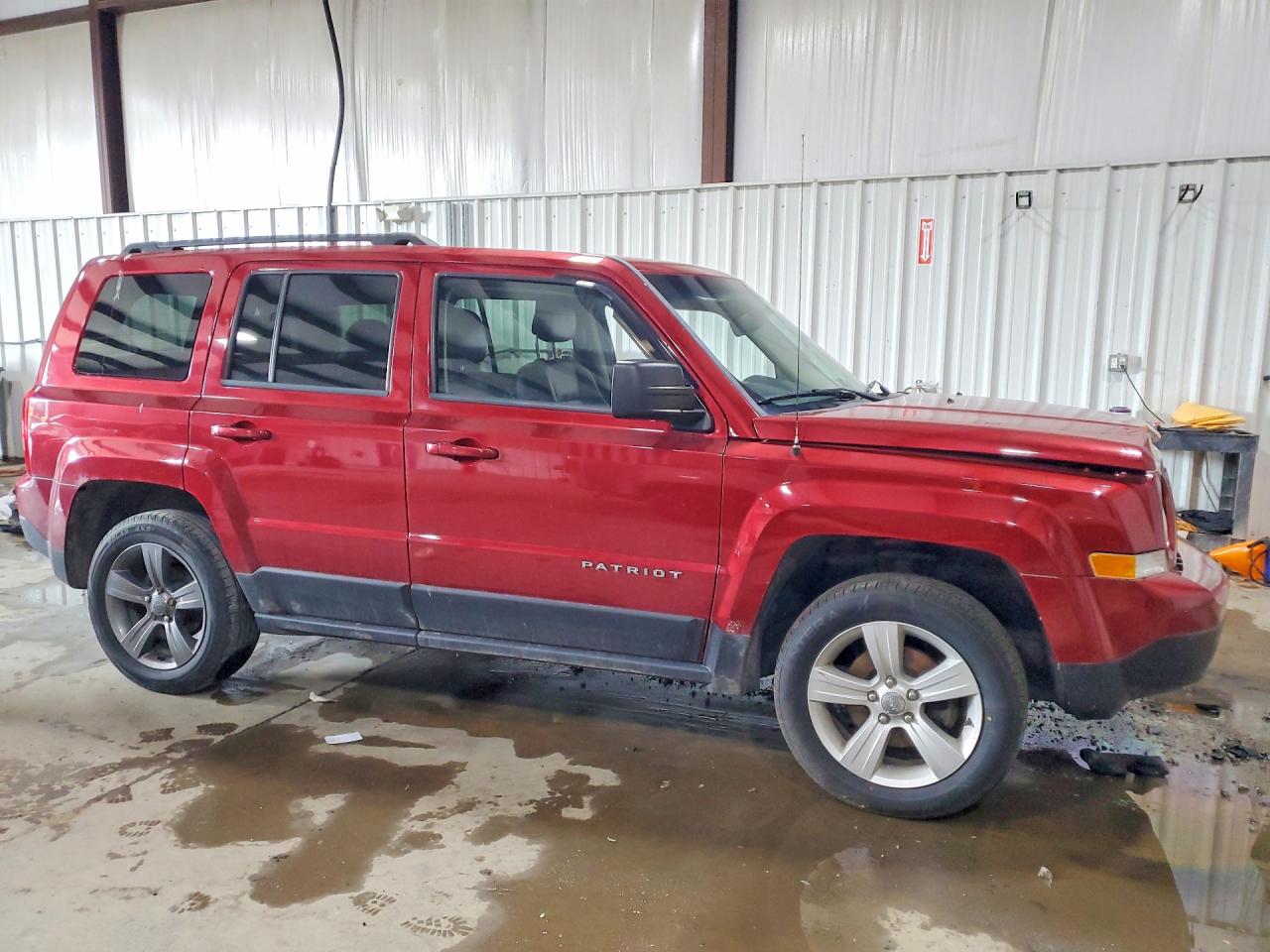 2015 Jeep Patriot Latitude Red vin: 1C4NJRFB7FD412370