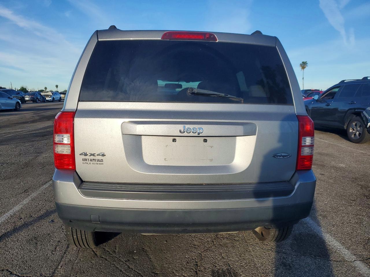 2015 Jeep Patriot Latitude Silver vin: 1C4NJRFB8FD218298