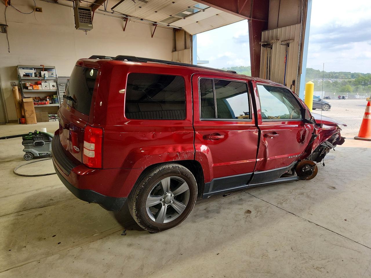 2015 Jeep Patriot Latitude Бордовый vin: 1C4NJRFB8FD272622