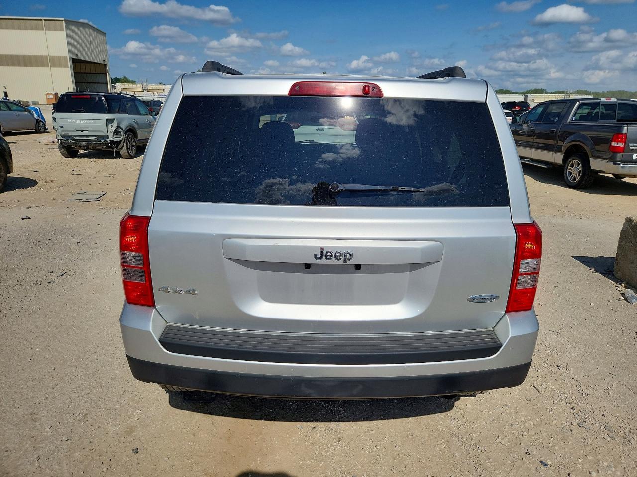 2013 Jeep Patriot Latitude Silver vin: 1C4NJRFBXDD260033