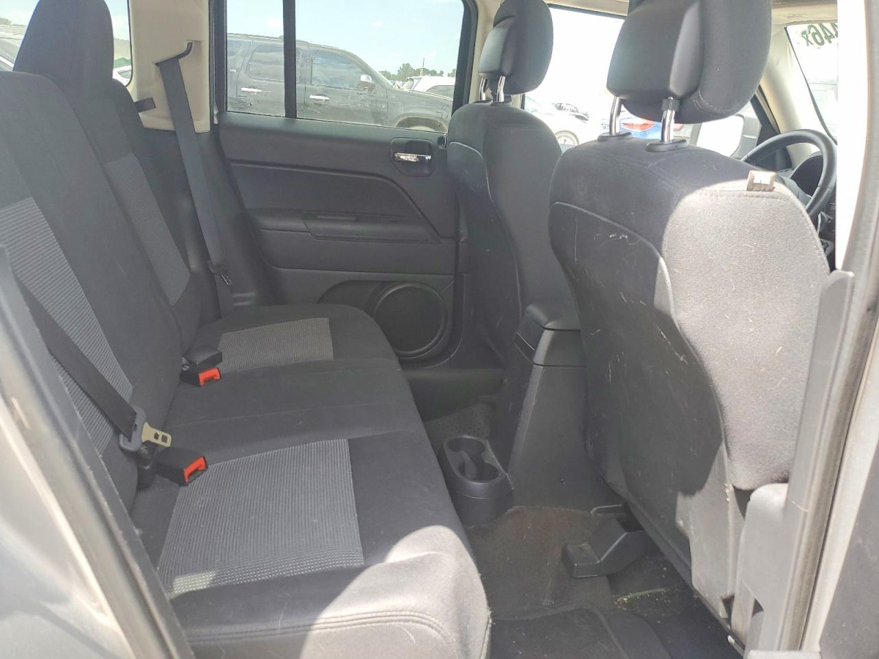 2014 Jeep Patriot Latitude Silver vin: 1C4NJRFBXED778158