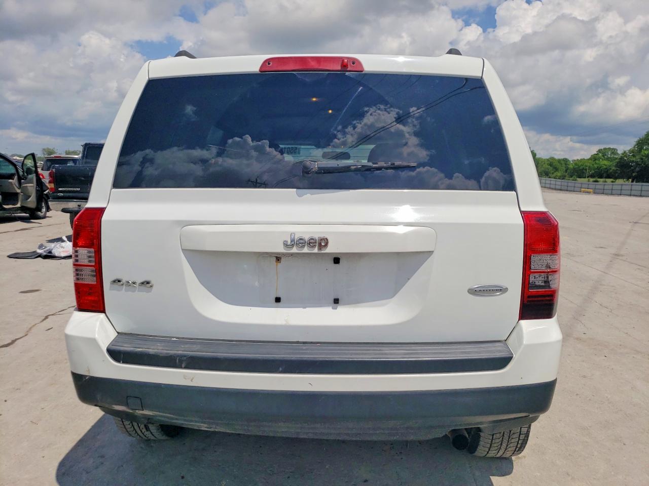 2015 Jeep Patriot Latitude White vin: 1C4NJRFBXFD376609