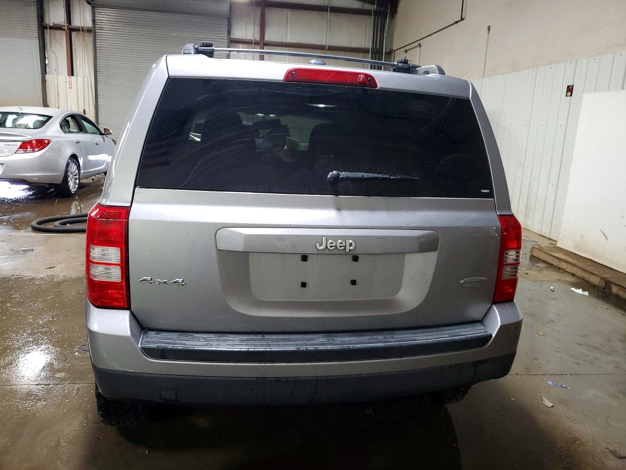 2015 Jeep Patriot Latitude Silver vin: 1C4NJRFBXFD424951