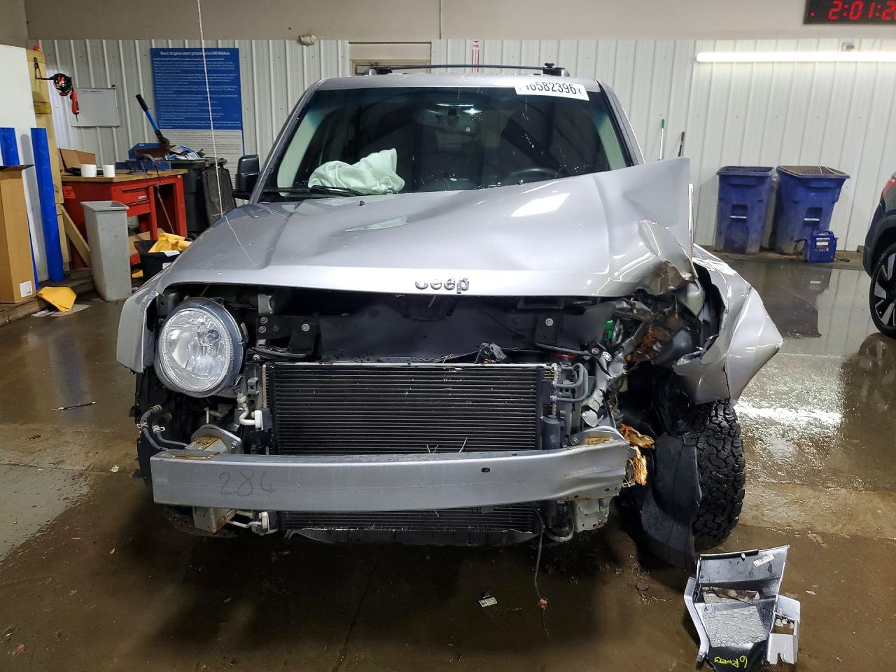 2015 Jeep Patriot Latitude Silver vin: 1C4NJRFBXFD424951