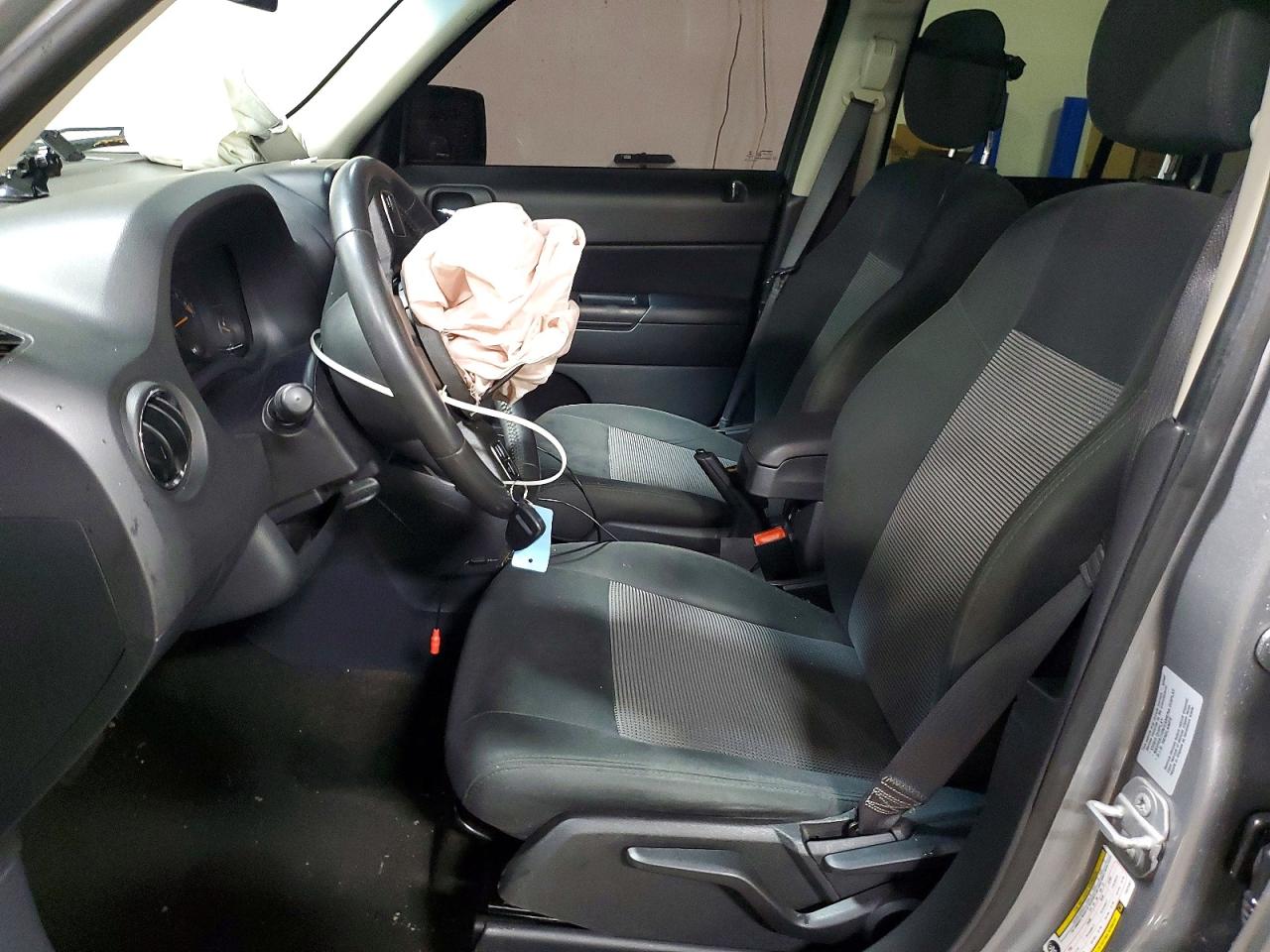 2015 Jeep Patriot Latitude Silver vin: 1C4NJRFBXFD424951