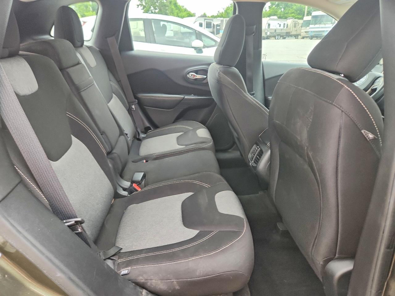 2015 Jeep Cherokee Sport Зеленый vin: 1C4PJLAB1FW637112