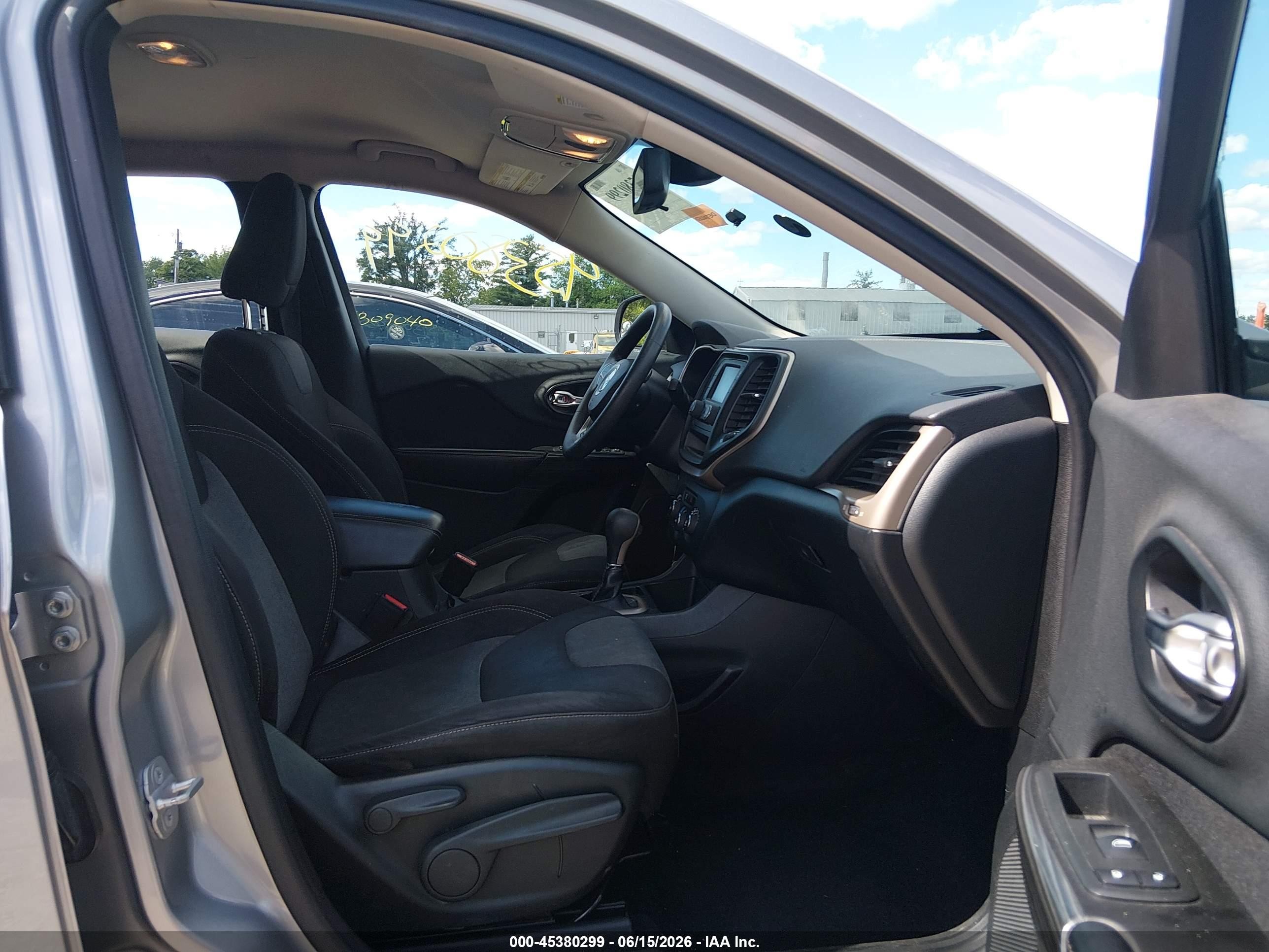 2014 Jeep Cherokee Sport Серебряный vin: 1C4PJLAB2EW157854
