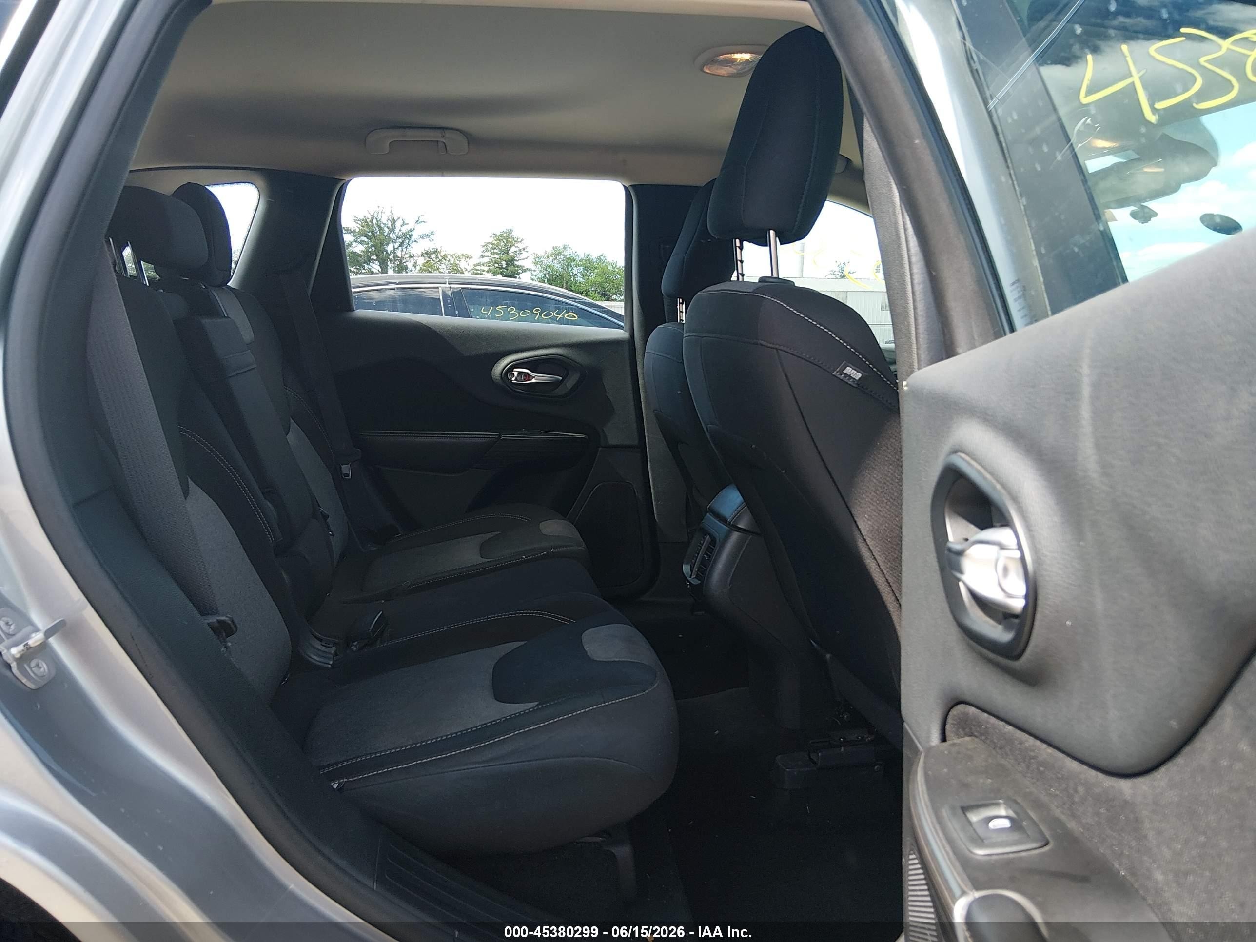 2014 Jeep Cherokee Sport Серебряный vin: 1C4PJLAB2EW157854