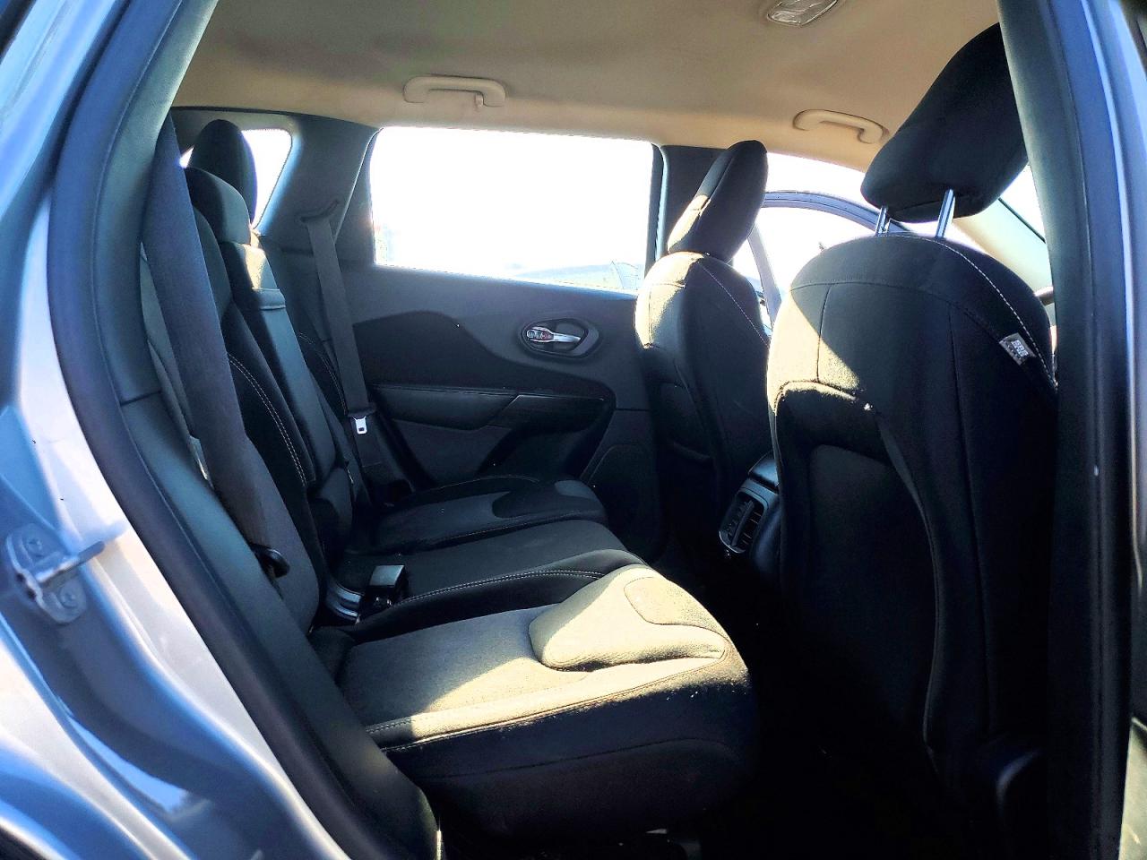 2015 Jeep Cherokee Sport Silver vin: 1C4PJLAB2FW532840