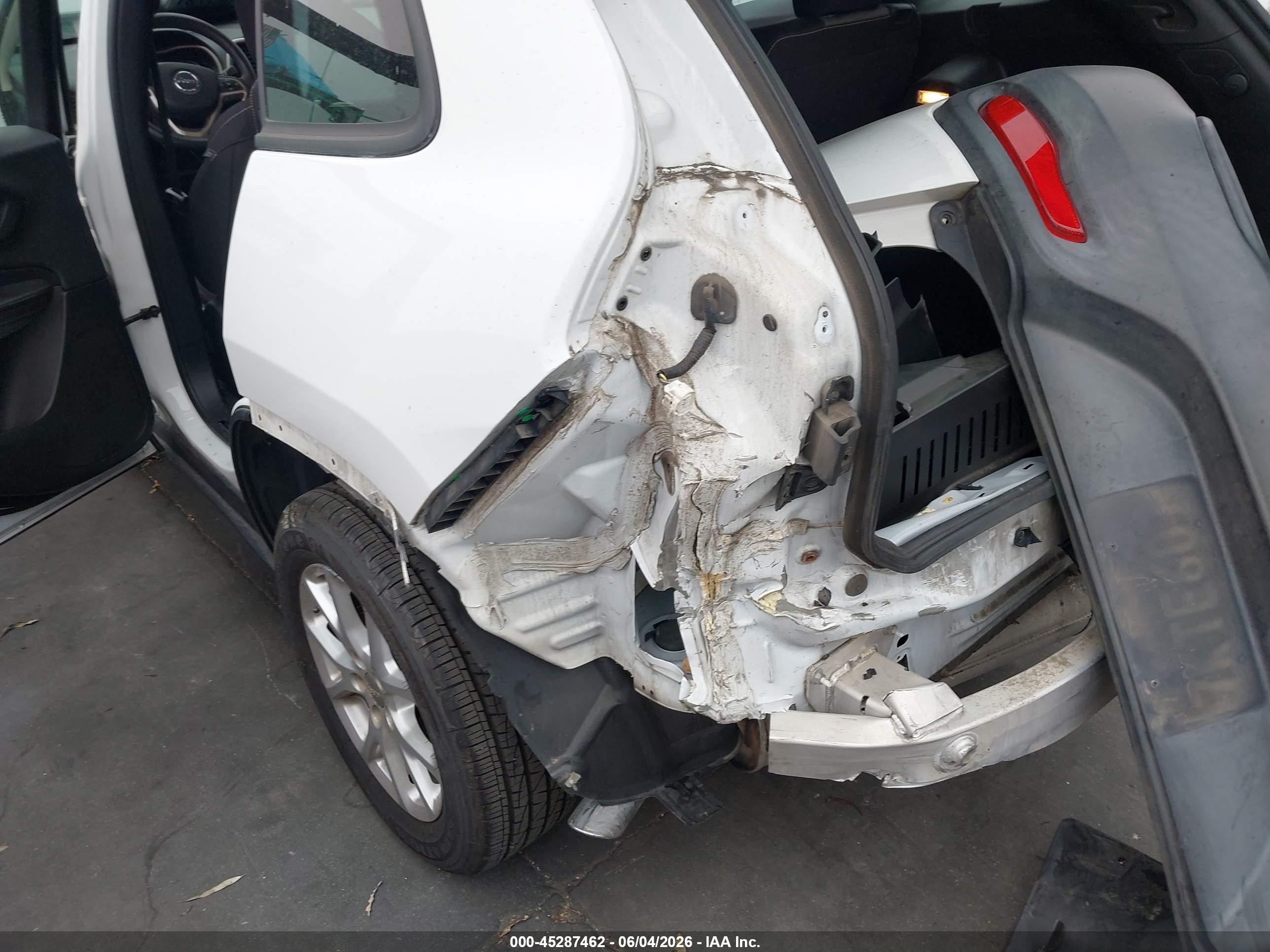 2015 Jeep Cherokee Sport White vin: 1C4PJLAB2FW678347