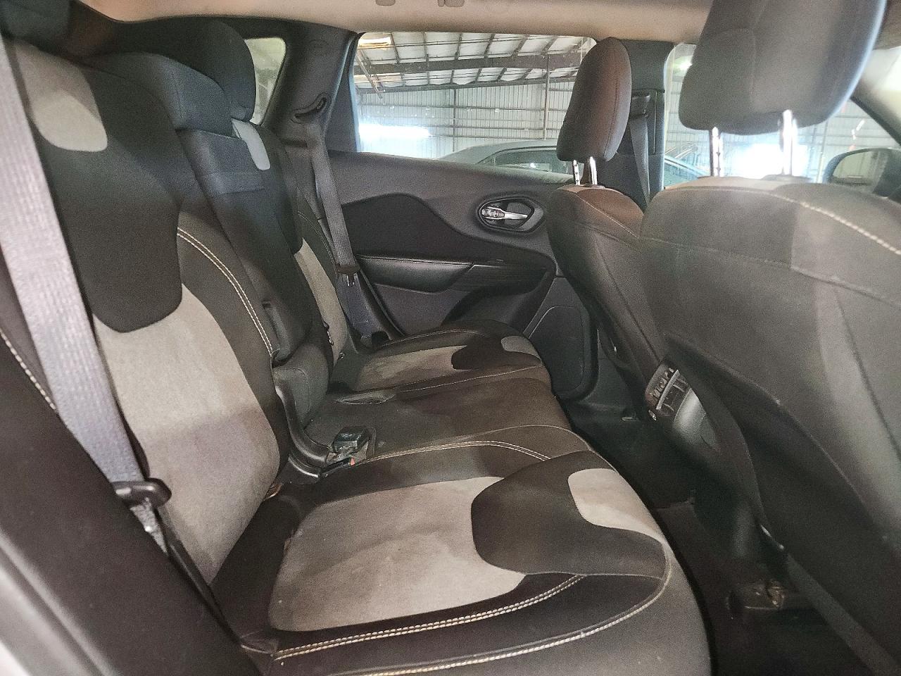 2015 Jeep Cherokee Sport Silver vin: 1C4PJLAB2FW761003