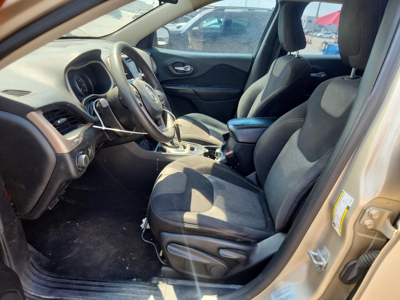 2015 Jeep Cherokee Sport Beige vin: 1C4PJLAB5FW760654