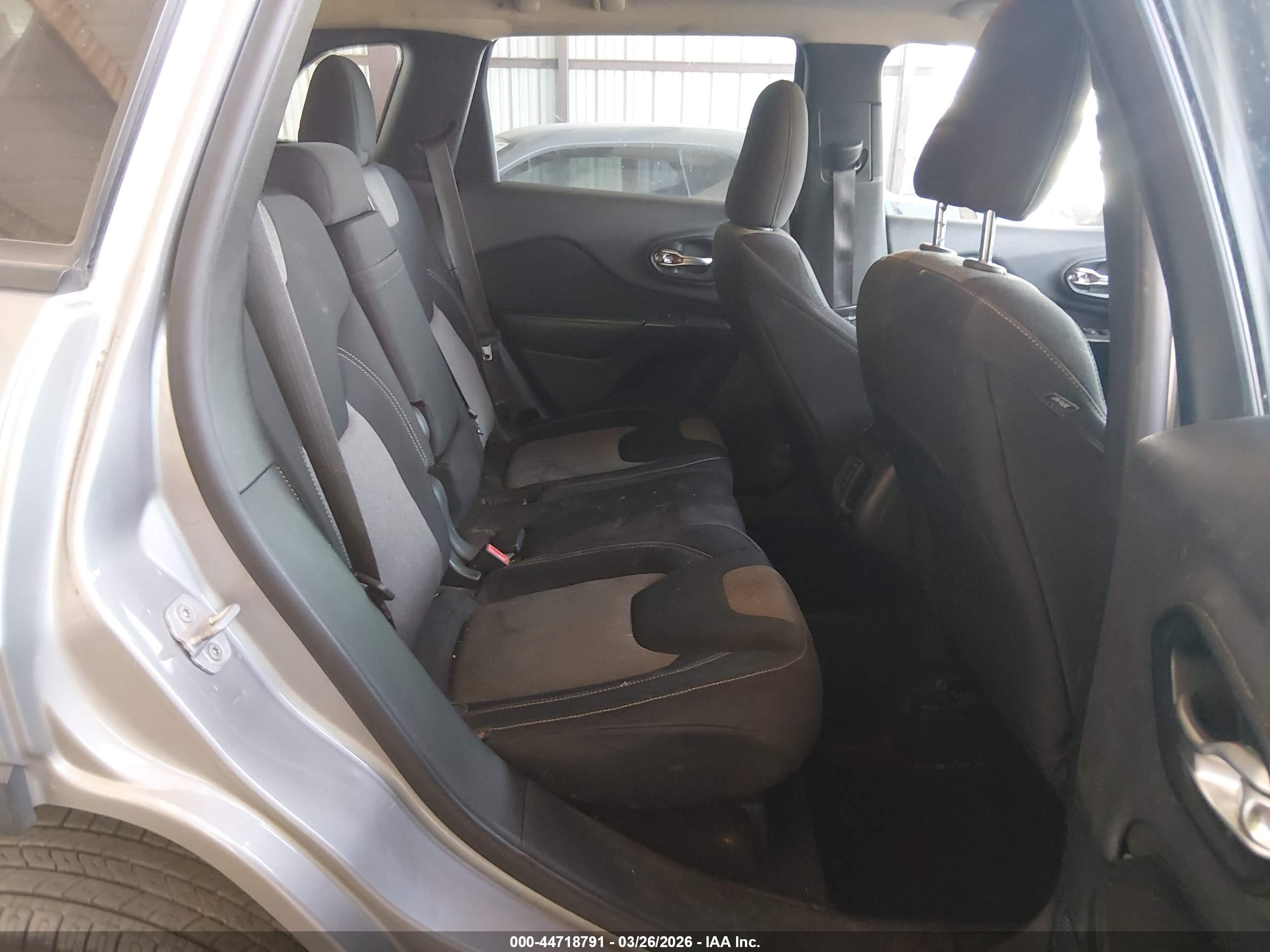 2014 Jeep Cherokee Sport Серебряный vin: 1C4PJLAB7EW112652