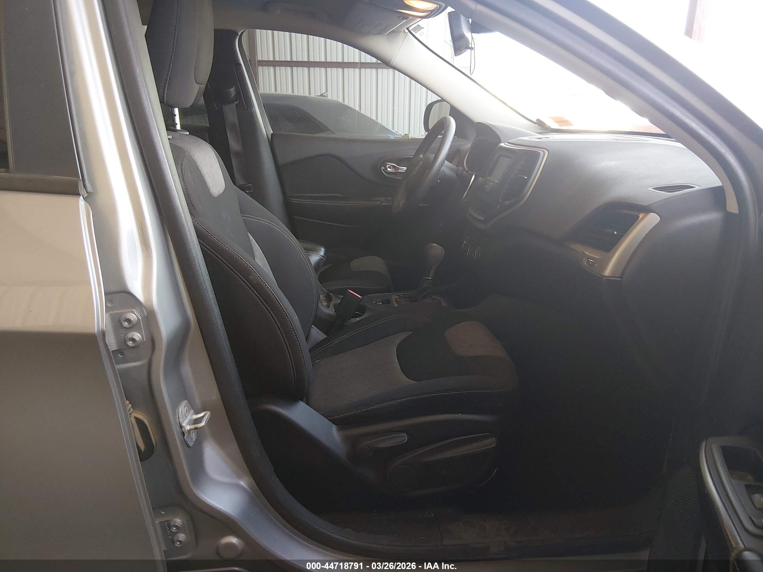 2014 Jeep Cherokee Sport Серебряный vin: 1C4PJLAB7EW112652