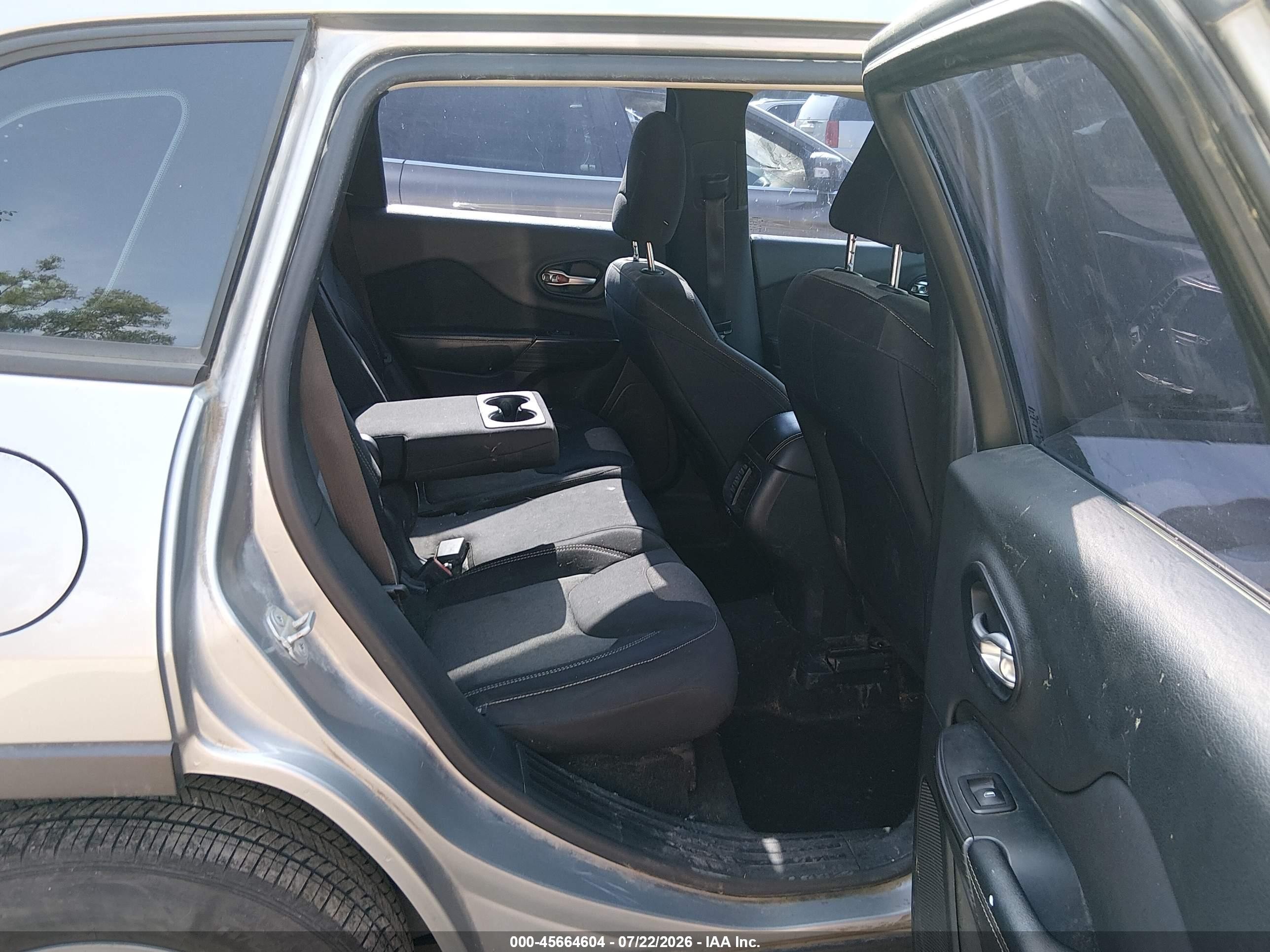 2015 Jeep Cherokee Sport Silver vin: 1C4PJLAB9FW643207