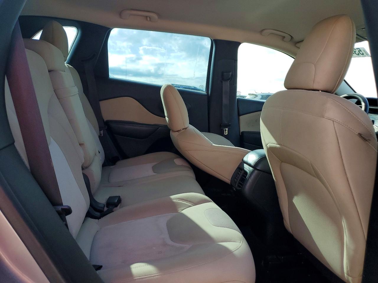 2015 Jeep Cherokee Sport Серебряный vin: 1C4PJLAB9FW761886