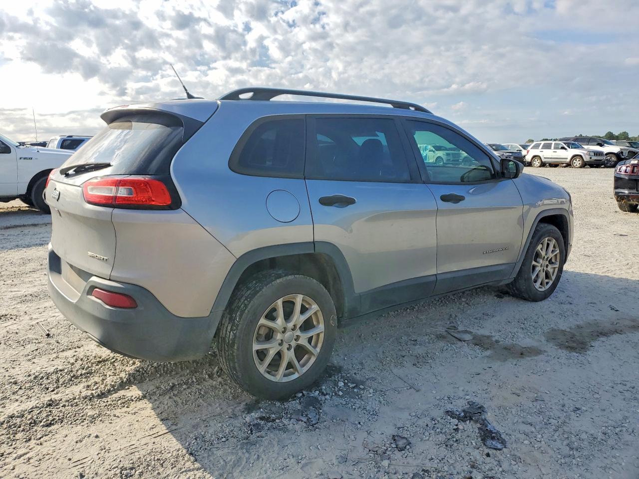 2015 Jeep Cherokee Sport Серебряный vin: 1C4PJLAB9FW761886